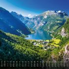Kalender mit Daten und Wochentagen. Text: "Geirangerfjord". Malerische Landschaft mit Bergen und einem See.