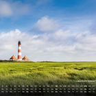 Kalender mit Leuchtturm Westerheversand. Der Leuchtturm steht auf grüner Wiese unter einem blauen, wolkigen Himmel.