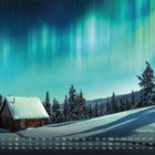 Kalender mit Polarlichtern, Lappland. Verschneite Hütte, Tannenbäume, klarer Sternenhimmel, tanzende grüne Nordlichter.