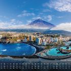 Text: "Pico del Teide, Teneriffa 5". Küstenstadt mit hohen Gebäuden, Vulkan im Hintergrund, runder Pool am Meer. 
