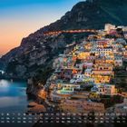 Kalender für Mai, Amalfi-Küste, abendliches Panorama einer an einem Hügel gelegenen Stadt am Meer.