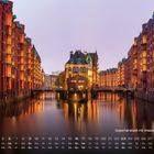 Text: "Speicherstadt mit Wasserschloss", Kalender mit Monat Mai. Stimmungsvolle Beleuchtung alter Gebäude an einem Kanal.