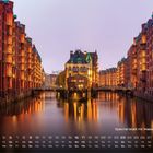 Kalender, Mai: "Speicherstadt mit Wasserschloss 5". Nachtaufnahme beleuchteter Backstein-Gebäude an einem Kanal.