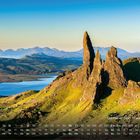 Kalender mit "Old Man of Storr - Felsformation". Markanter Felsen über grüner Landschaft bei blauem Himmel und See.