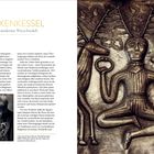 "HEXENKESSEL: Wo modernes Wicca brodelt" und "Der gehörnte Gott, inspiriert von Cernunnos, dargestellt auf einer alten Silberschale." Links Text über Wicca. Rechts Illustration einer horntragenden Figur mit Tieren.