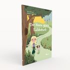 „Der kleine grüne Fußabdruck“. Illustration eines Kindes und Hundes auf einem Waldweg, Bäume, Windräder im Hintergrund.