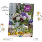 „2027 Blumen Kalender“. Großer Wandkalender für Blumen-Fans mit einem Glaskrug voller bunter Blumen auf Holztisch.