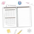 Links steht "Schulferien", rechts "Notizen". Eine Tabelle mit Ferienterminen füllt die linke Seite. Illustrationen außen: Planeten, Papierflieger.