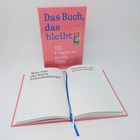 Ein rosa Buch mit dem Titel "Das Buch, das bleibt: 100 Fragen an meine Oma". Offen mit Fragen wie "Was war die beste Entscheidung?".