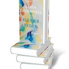„Unglaublich berührend.“ Miranda July. Garth Greenwell, Kleiner Regen, Roman. Bunte abstrakte Buchcover auf vier gestapelten Büchern.