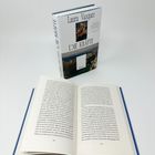 Buchcover mit "Laura Vazquez" und "DIE KRÄFTE", darunter geöffnete Buchseiten mit Fließtext.