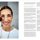 MAKE-UP ALS UNTERSTÜTZUNG, NICHT MASKE. Drei Schmink-Hacks für dich. Eine Frau lächelt, während sie einen Schminkpinsel hält.