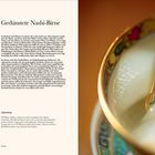 Gedünstete Nashi-Birne: Rezept mit Zutaten und Zubereitung. Rechts eine Nahaufnahme von Birnenstücken in Schale mit goldenem Rand.