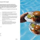 "Moqueca fish burgers" Rezept mit Zutaten und Anleitung. Rechts zwei Burger auf Tellern mit Limettenscheiben, Hintergrund ein Pool.