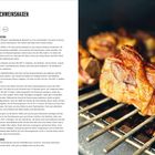 "Schweinshaxen" steht groß geschrieben. Links ein Rezept, rechts gegrillte Schweinshaxen vor Flammen.