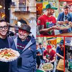 Zahlreiche Personen essen Pizza in einer lebendigen Straßenumgebung in Italien, geschmückt mit Lichtern und Bannern.
