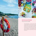 EIN TAG AM STRAND. Picknick zwischen Sand und Wellen. Links: Sandstrand mit Rettungsring, rechts: Picknick mit Kartoffeln.