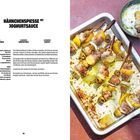 Hähnchenspieße mit Joghurtsauce: Rezepttext links, Zutaten oben. Rechts gegrillte Spieße auf Blech, daneben Joghurtsauce.