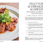 "FILET VOM SCHWARZEN SCHWEIN"; Rezeptanweisungen, Zutatenliste. Gericht: Fleischstücke mit Soße, Kräuter, Maisbrot-Püree.
