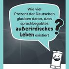 Text in Sprechblase: "Wie viel Prozent der Deutschen glauben daran, dass sprachbegabtes außerirdisches Leben existiert?" Darunter stehen "SA/SO 2./3. Januar KW 53". Illustration eines lachenden Handys.