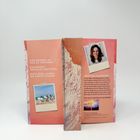 "Vier Sommer, um sich zu verlieben. Ein Moment, der alles zerstörte. Nach zehn Jahren die zweite Chance." Ein Buchrücken und Klappentext mit Foto einer Frau.