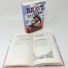 Ein Buch mit dem Titel "The Brave and the Reckless" steht aufrecht. Eine geöffnete Seite zeigt "Kapitel 14".