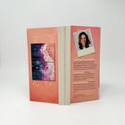 Eine Buchrückseite mit Titeln: "One Second to Love", "Two Lives to Lose". Ein Foto einer lächelnden Frau.