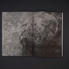 Kein Text im Bild. Zerfetzter, alter Fußball auf grobkörnigem Hintergrund, schwarz-weiß Fotografie.