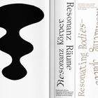 „Resonating Spaces, Resonating Bodies“ in dekorativer Schrift. Schwarze, geschwungene Form links auf weißem Hintergrund.