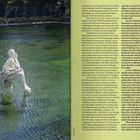 Texte: "2023", "Ines de Buo Jé". 
Rechte Seite zeigt eine Ganzseitentextfeld. Links Skulptur einer Figur in grünem Wasser auf einem Stuhl.