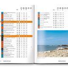 Seite 8-9, "Inhalt und Touren," Tabellen mit Wanderzielen, Zahlen. Unten: Strandfoto mit "Strand in Is Arutas."