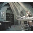 Illustration eines geheimnisvollen Raums mit einem Mann, der eine Figur auf einem Tisch seziert. Regale voller Flaschen, düstere Atmosphäre.