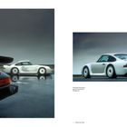 Links roter Text „PORSCHE“, rechts „Prototypen des Porsche 959...“. Zwei Sportwagen auf nassem Asphalt.