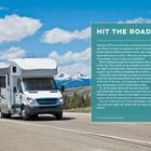 Textblock rechts: "HIT THE ROAD ..." Ein Wohnmobil fährt auf einer Straße, im Hintergrund schneebedeckte Berge.