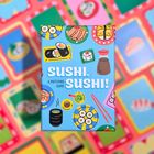 "SUSHI, A MATCHING GAME SUSHI!" steht auf der Verpackung. Bunte Sushi-Illustrationen darauf vor einem Musterhintergrund.