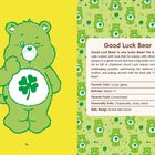 "Good Luck Bear" Text über einen grünen Bären, der Glück bringen soll. Hat ein vierblättriges Kleeblatt auf dem Bauch. Links gelber Hintergrund. Rechts auf grünem Hintergrund: Bärenmuster.