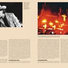 Texte:

Links:
- "ZOO TV A HISTORIC TOUR"
- "The Giant Screen of an Era"
- "Brainstorming in Berlin"
- "An Artistic Dream Team"

Rechts:
- "An Exceptional Show"
- "Baby"
- "U2 performs 'Bullet the Blue Sky'..."

Visuell:
Links: Schwarz-weiß Bild eines Sängers im Anzug und Hut am Mikrofon. Rechts: Konzertszene mit orangem Licht und Bühneneffekten.