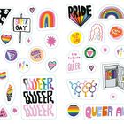 Vielfarbige Sticker mit LGBTQ+-botschaften wie "Pride", "The future is queer", "Queer all year!", "Trans people belong here!". 