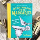 Buchtitel: "Are You There God? It's Me, Margarita". Illustration mit Vogel auf Cocktailglas. Goldene Barwerkzeuge.