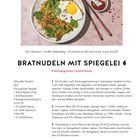 BRATNUDELN MIT SPIEGELEI, frühlingsgrünes Comfortfood. Zutatenliste und Zubereitungsschritte beschrieben. Essen auf Teller.