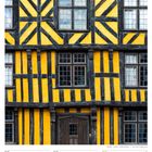 Text: "22 Mo, 23 Di, 24 Mi, 25 Do, 26 Fr, 27 Sa, 28 So". Gelbes Fachwerkhaus mit schwarzem Holz, vielen Fenstern.