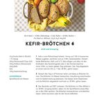 KEFIR-BRÖTCHEN, mild und knusprig. Rezept und Zubereitungsschritte für rustikale Brötchen mit Saaten. Im Hintergrund liegt das Gebäck in einem Brotkorb mit gelbem Tuch. Links daneben Zutaten.