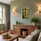 „natur“ und „2023“ auf einem Kalender an der Wand. Rustikales Wohnzimmer mit Holzmöbeln, Pflanzen und weichem Licht.