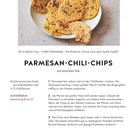 „PARMESAN-CHILI-CHIPS: ein bisschen hot“. Rezept für pikante Käse-Chips. Dazu: Bild einer Schüssel mit knusprigen Chips.
