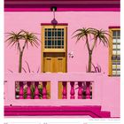 75, 27 Mo, 28 Di, 29 Mi, 30 Do, 31 Fr, 01 Sa, 02 So, 52. Woche 2027, DEZ/JAN. Pinke Hausfassade mit Palmen.