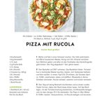 Rezept: Pizza mit Rucola. Zutaten: Reismehl, Hirsemehl, Salz, Hefe, Honig, Olivenöl, Tomaten, Mozzarella, Rucola. Anleitung in 3 Schritten.