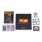 Das Bild zeigt Merchandise mit "Metallica" und "ReLoad." Enthält Karten, Plektren und ein Buch.