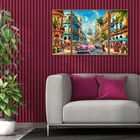 Illustration eines Straßenszenen-Triptychons mit klassischen Autos und tropischen Farben vor roter Wand. Graues Sofa.