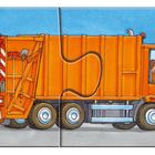 Links hinten ist ein Müllwerker mit grauer Tonne an einem orangen Müllwagen. Ein Fahrer sitzt im Führerhaus.