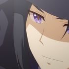 Keine erkennbaren Texte. Anime-Illustration mit naher Ansicht eines lächelnden Gesichts in Lila- und Schwarztönen.